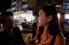 印度2男子街头强吻韩国女主播,韩国女主播直播时遭遇不测，警方迅速逮捕嫌疑人