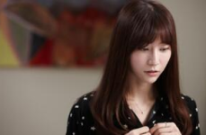 美女和男朋友在打扑克牌,美女与男友欢乐扑克牌时光