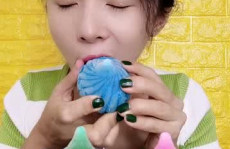 小姐姐吃水晶冰包子视频,小姐姐的夏日美味诱惑