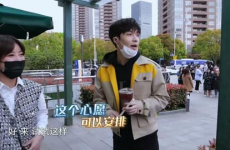 极限挑战小姐姐拍照片,捕捉青春风采”