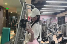 健身房白衣小姐姐图片,白衣小姐姐展现运动魅力