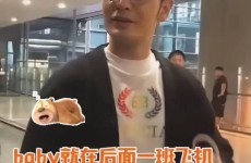 黄晓明叶珂分手瓜不断发酵《黄晓明机场被问“baby”：当众擦汗背后的尴尬与无奈