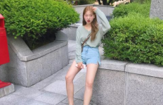 韩国人给小姐姐按摩,小姐姐享受传统按摩的温馨时光